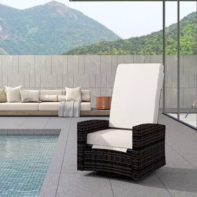 Poltrona reclinabile Outsunny Patio in rattan PE con girevole a 360°, cuscino morbido, sedia a sdraio per patio, giardino, cortile