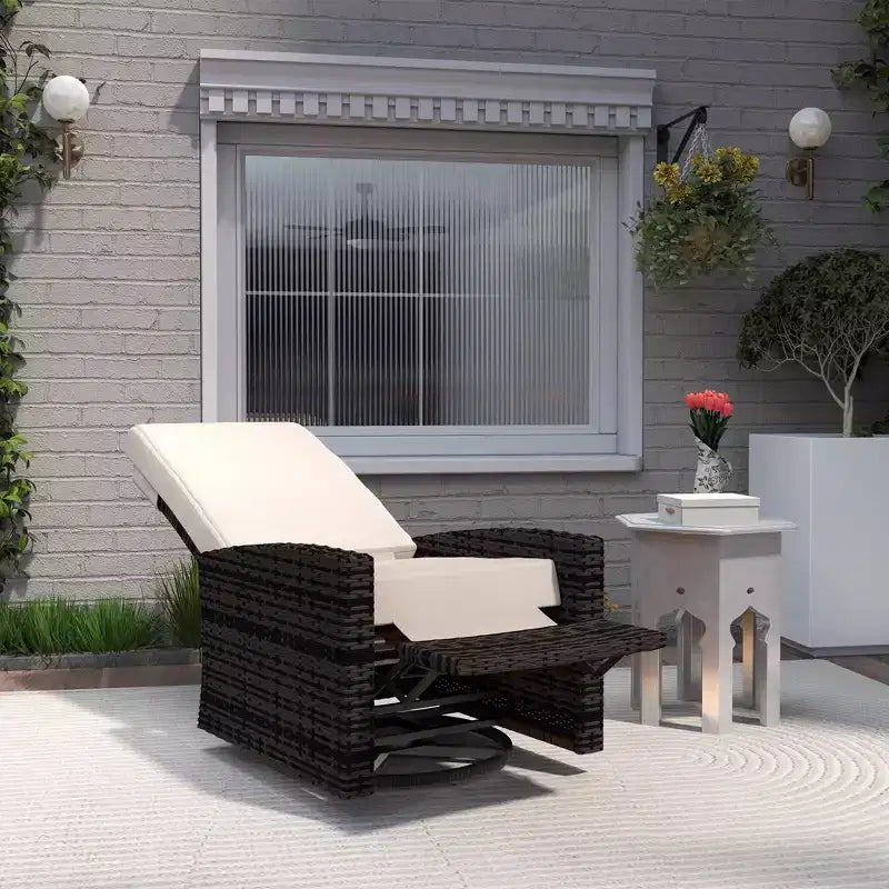 Poltrona reclinabile Outsunny Patio in rattan PE con girevole a 360°, cuscino morbido, sedia a sdraio per patio, giardino, cortile