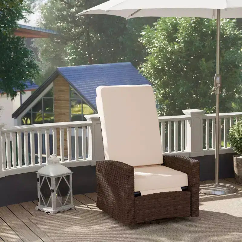 Poltrona reclinabile Outsunny Patio in rattan PE con girevole a 360°, cuscino morbido, sedia a sdraio per patio, giardino, cortile