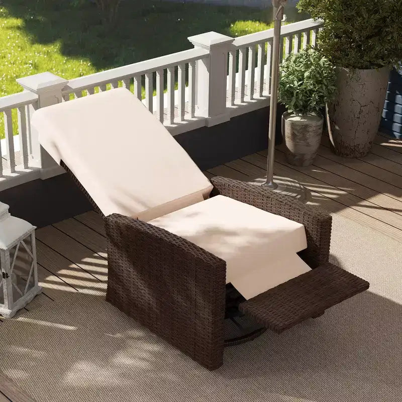 Poltrona reclinabile Outsunny Patio in rattan PE con girevole a 360°, cuscino morbido, sedia a sdraio per patio, giardino, cortile