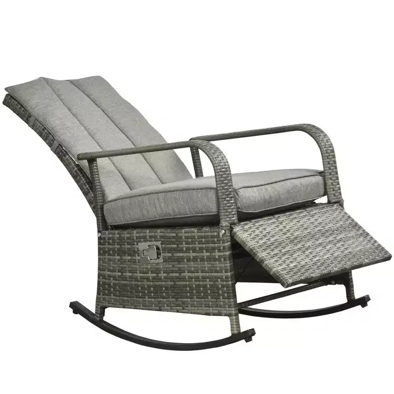 Outsunny Sedia a Dondolo da Giardino in Rattan con Cuscino Morbido, Poggiapiedi Regolabile e Schienale Reclinabile fino a 135 Gradi