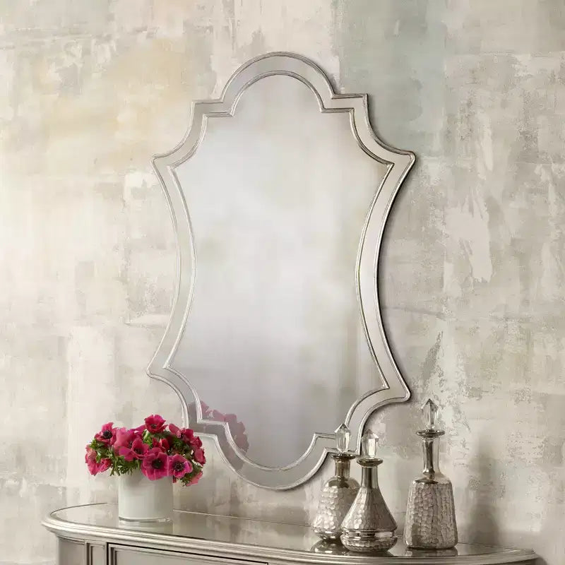 Uttermost Specchio da parete con cornice in stile gotico a quadrifoglio ad arco, finitura argento anticato vintage, 68,5 cm di larghezza per bagno e camera da letto