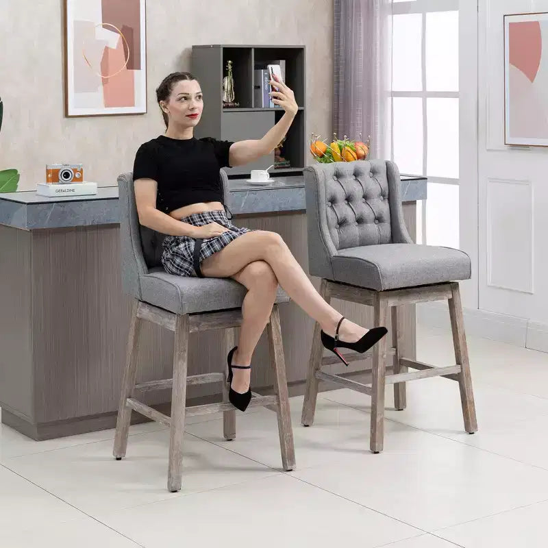 HOMCOM Set di 2 Sgabelli da Bar, Girevoli a 180°, Altezza 76cm con Poggiapiedi in Legno e Bottoni Decorativi