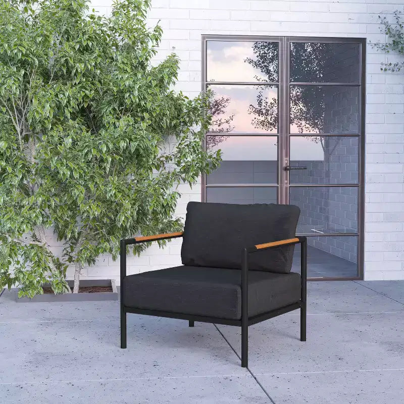Poltrona da esterno Merrick Lane con cuscini in peluche rimovibili e struttura in alluminio con dettagli in teak