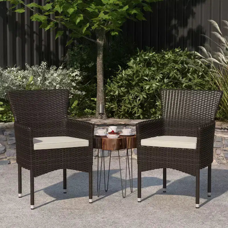 Sedie da giardino Merrick Lane con struttura in acciaio verniciato a polvere rivestita in vimini resistente allo sbiadimento e alle intemperie e cuscini - Set da 2