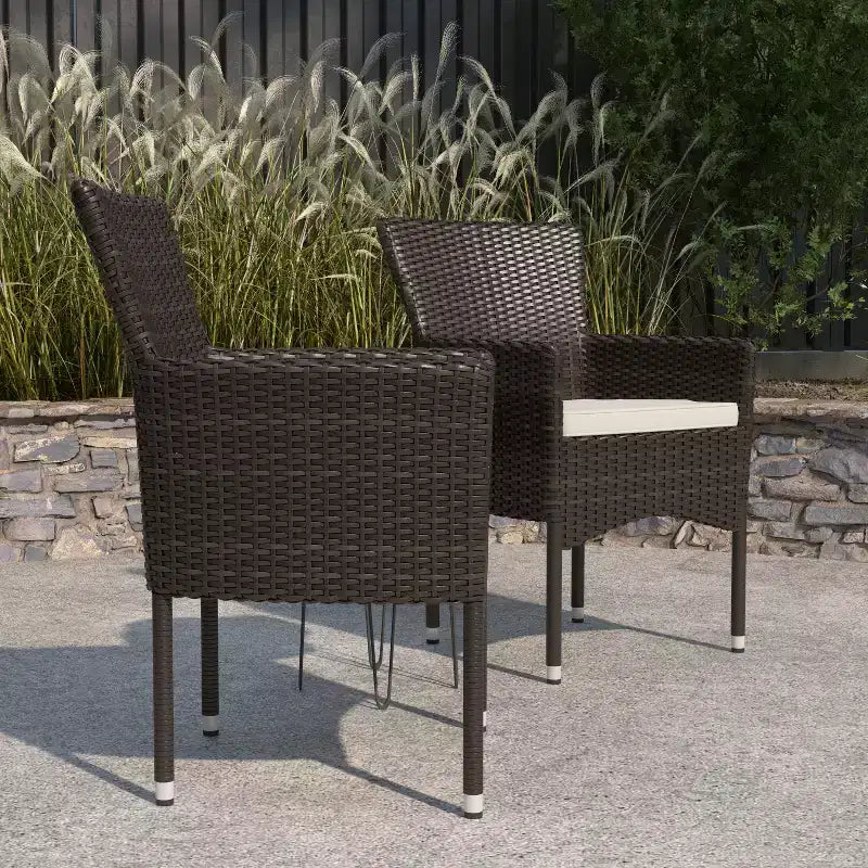 Sedie da giardino Merrick Lane con struttura in acciaio verniciato a polvere rivestita in vimini resistente allo sbiadimento e alle intemperie e cuscini - Set da 2