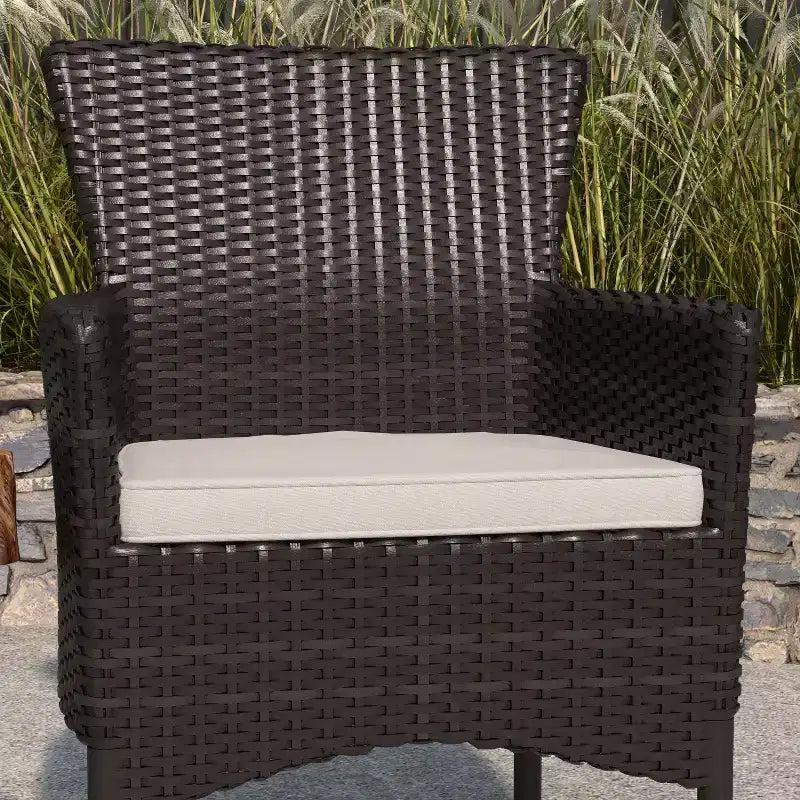 Sedie da giardino Merrick Lane con struttura in acciaio verniciato a polvere rivestita in vimini resistente allo sbiadimento e alle intemperie e cuscini - Set da 2