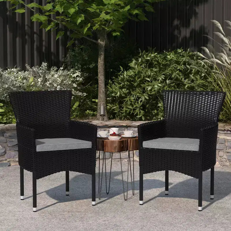 Sedie da giardino Merrick Lane con struttura in acciaio verniciato a polvere rivestita in vimini resistente allo sbiadimento e alle intemperie e cuscini - Set da 2