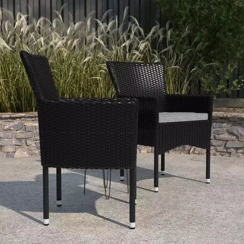 Sedie da giardino Merrick Lane con struttura in acciaio verniciato a polvere rivestita in vimini resistente allo sbiadimento e alle intemperie e cuscini - Set da 2