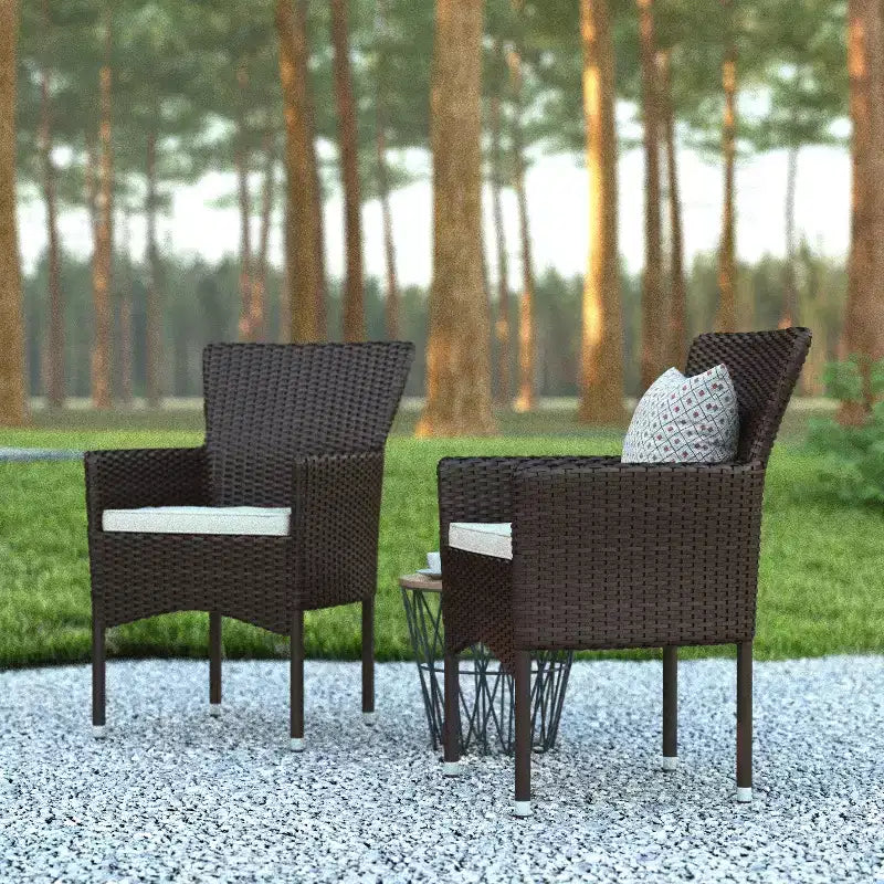 Set di 2 sedie da patio moderne in vimini Emma e Oliver con cuscini rimovibili per uso interno ed esterno
