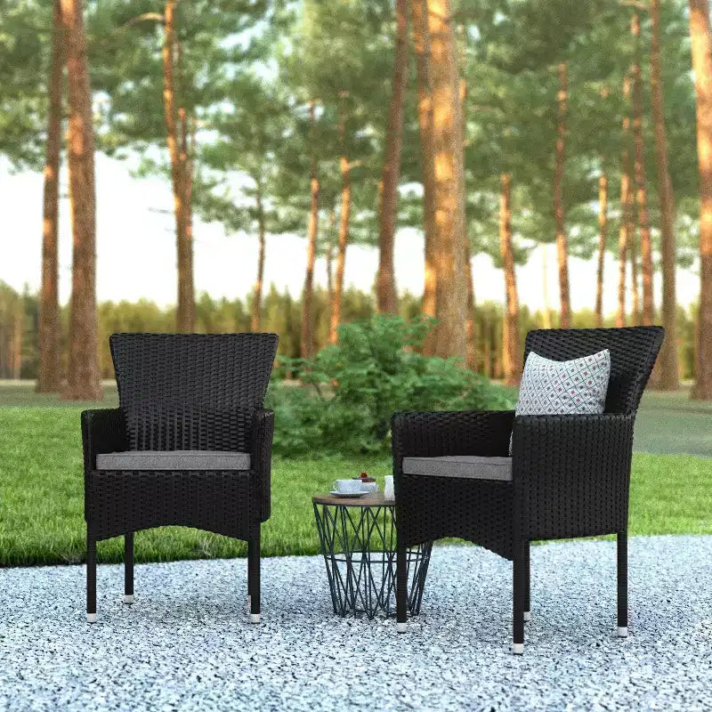 Set di 2 sedie da patio moderne in vimini Emma e Oliver con cuscini rimovibili per uso interno ed esterno