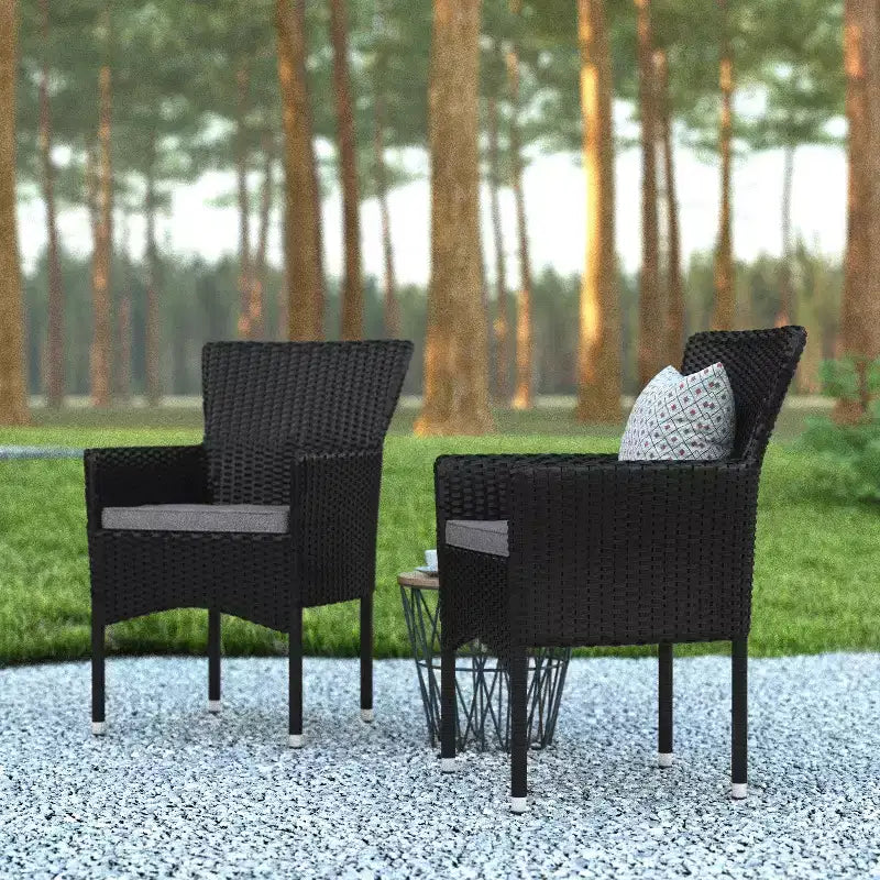 Set di 2 sedie da patio moderne in vimini Emma e Oliver con cuscini rimovibili per uso interno ed esterno