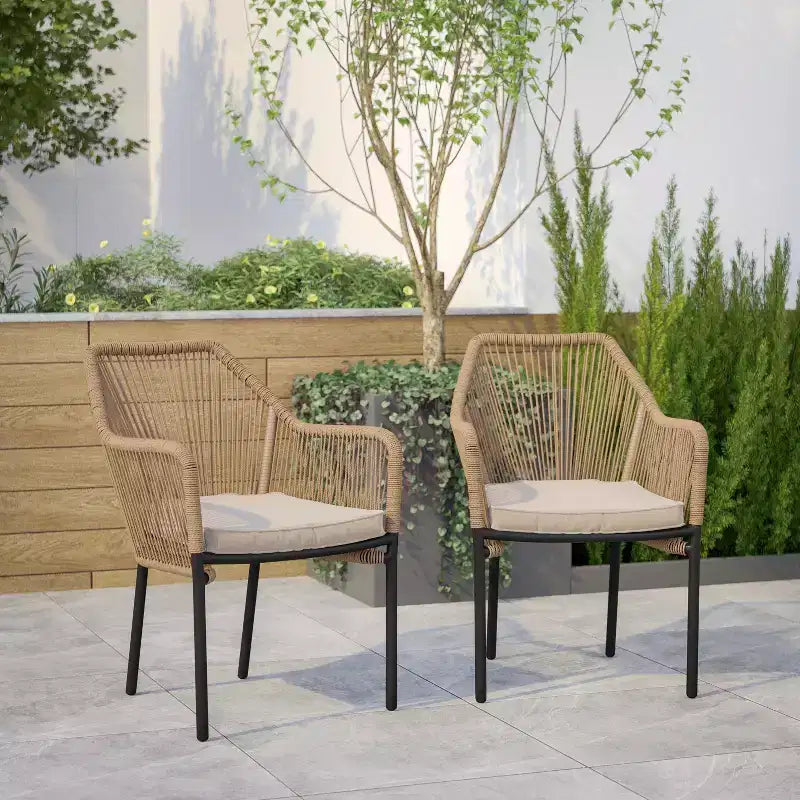 Set di due poltrone da club per esterno Emma and Oliver in tessuto intrecciato resistente alle intemperie con cuscini coordinati per portico, cortile e patio