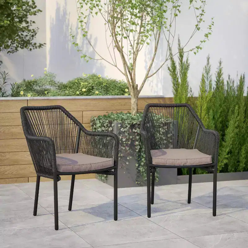 Set di due poltrone da club per esterno Emma and Oliver in tessuto intrecciato resistente alle intemperie con cuscini coordinati per portico, cortile e patio