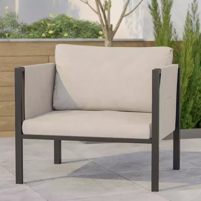 Sedia lounge da interno/esterno Emma and Oliver per patio, sedia club con struttura in acciaio, cuscini e 2 tasche portaoggetti