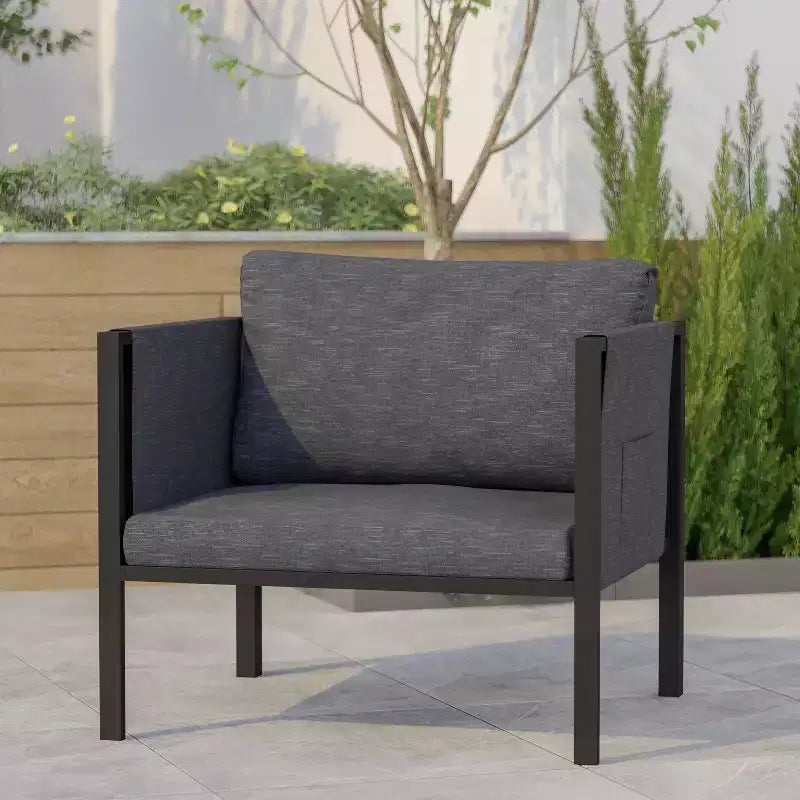 Sedia lounge da interno/esterno Emma and Oliver per patio, sedia club con struttura in acciaio, cuscini e 2 tasche portaoggetti