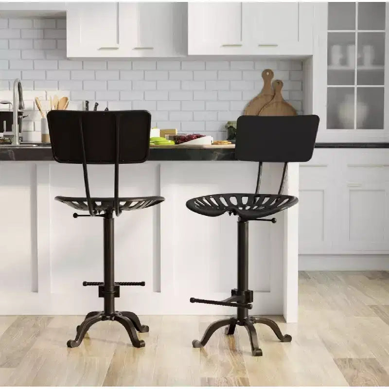 Sgabello da bar con schienale e sedile regolabile in stile trattore Carolina Living Austin altezza bancone