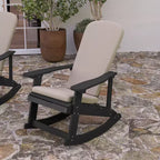 Sedia a dondolo Adirondack Merrick Lane in poliresina per tutte le stagioni con doghe verticali e cuscini resistenti alle intemperie