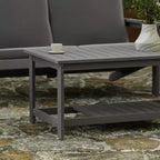 Tavolino da salotto Adirondack a due livelli in legno e resina sintetica Merrick Lane resistente a tutte le stagioni