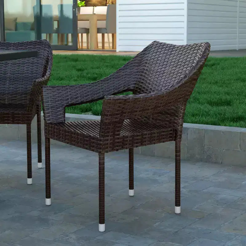 Sedia da pranzo impilabile per patio da interni/esterni Emma and Oliver All-Weather con telaio in acciaio e rattan PE resistente alle intemperie