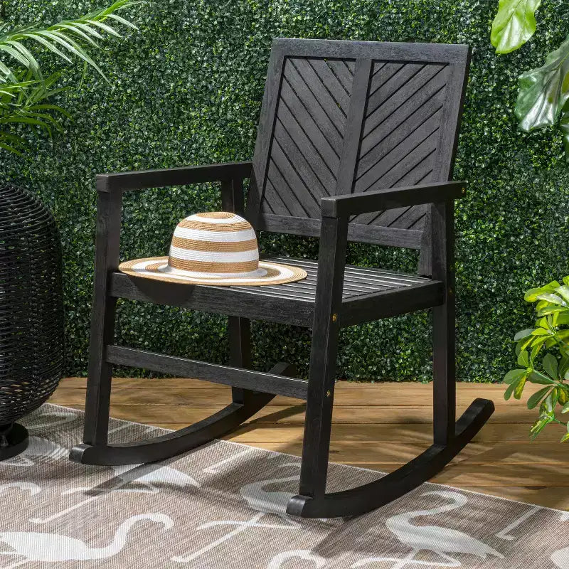 Sedia a dondolo JONATHAN Y Ned in legno di acacia con schienale a chevron moderno, capacità 136 kg, per esterni e patio