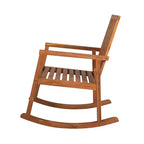 Sedia a dondolo JONATHAN Y Ned in legno di acacia con schienale a chevron moderno, capacità 136 kg, per esterni e patio