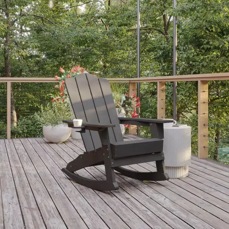 Sedia a dondolo Adirondack Newport di Flash Furniture con portabicchieri, sedia a dondolo Adirondack in HDPE resistente alle intemperie