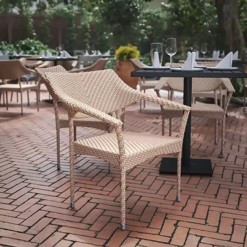 Flash Furniture Jace, sedia impilabile per patio di grado commerciale, sedia da pranzo per patio in vimini PE per tutte le stagioni