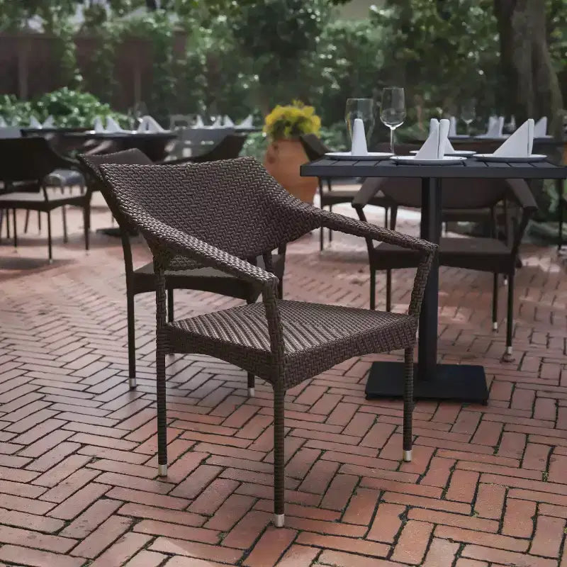 Flash Furniture Jace, sedia impilabile per patio di grado commerciale, sedia da pranzo per patio in vimini PE per tutte le stagioni