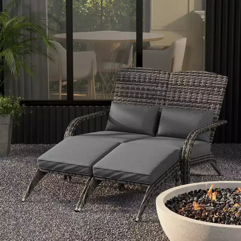 Sedia Adirondack Outsunny in Vimini per 2 persone con Cuscini e Poggiapiedi, Sedia con Schienale Alto e Braccioli Ampi in Rattan PE per Braciere
