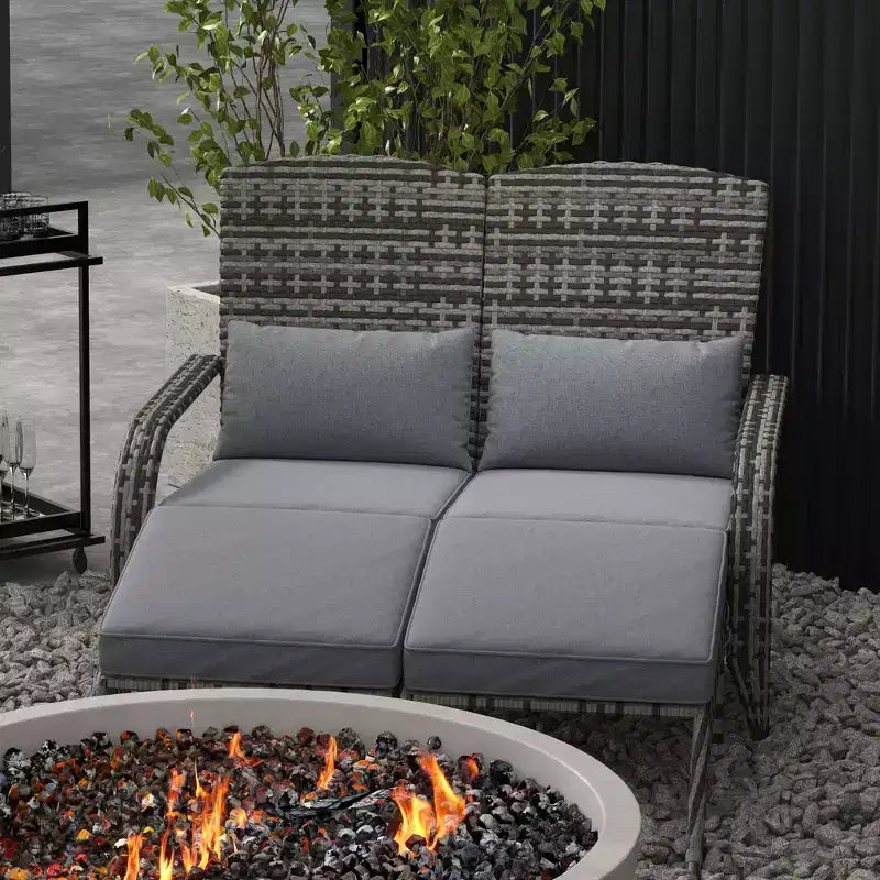 Sedia Adirondack Outsunny in Vimini per 2 persone con Cuscini e Poggiapiedi, Sedia con Schienale Alto e Braccioli Ampi in Rattan PE per Braciere