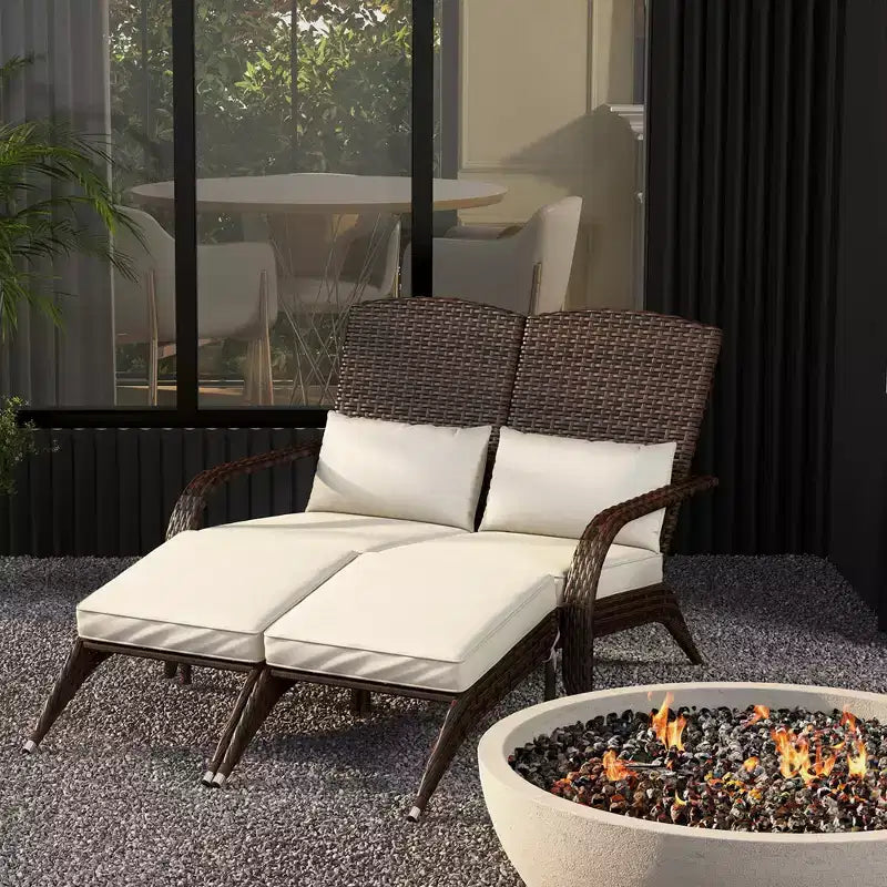 Sedia Adirondack Outsunny in Vimini per 2 persone con Cuscini e Poggiapiedi, Sedia con Schienale Alto e Braccioli Ampi in Rattan PE per Braciere
