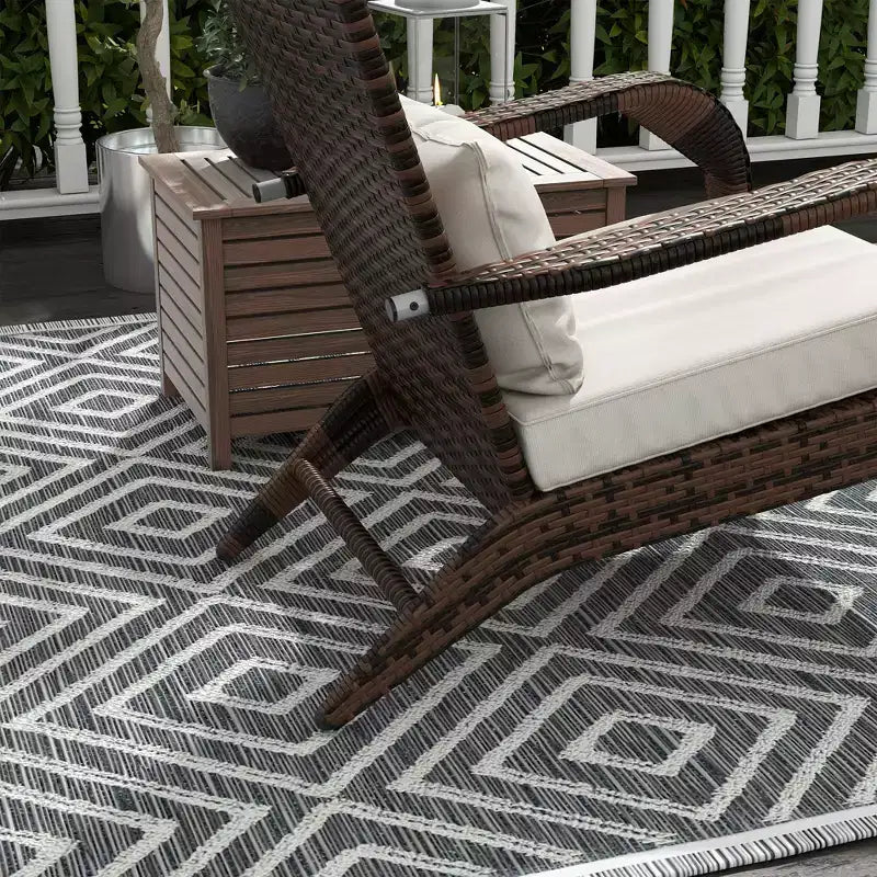 Sedia Adirondack in vimini Outsunny con poggiapiedi, poltrona da braciere con cuscino