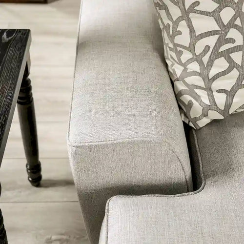 Divano Bule di Furniture of America, rivestito in tessuto grigio chiaro, con chiodi decorativi e cuscini in stile transizionale