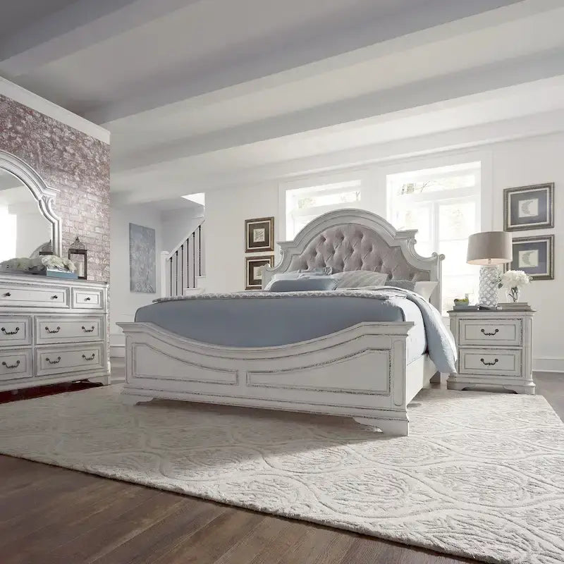 Set letto imbottito, comò e specchio, e comodino Magnolia Manor