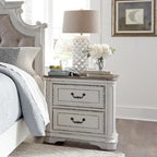 Set letto imbottito, comò e specchio, e comodino Magnolia Manor