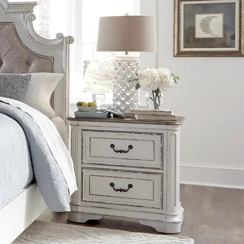 Set letto imbottito, comò e specchio, e comodino Magnolia Manor