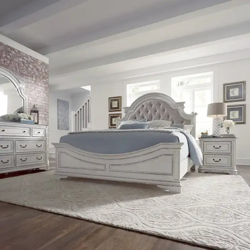 Set letto imbottito, comò e specchio, e comodino Magnolia Manor