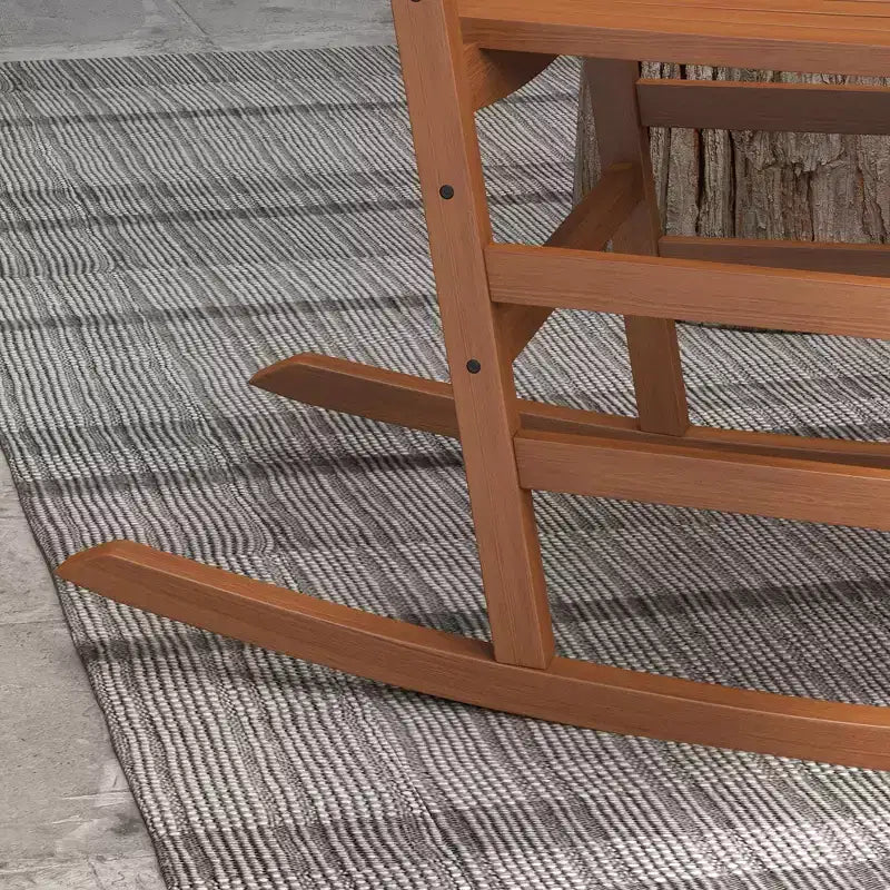 Set di sedie a dondolo in legno Outsunny, braccioli curvi, schienale alto, tavolino con piano a doghe, set per esterni