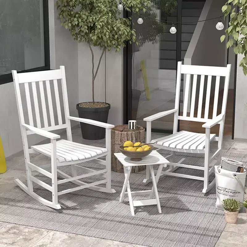 Set di sedie a dondolo in legno Outsunny, braccioli curvi, schienale alto, tavolino con piano a doghe, set per esterni