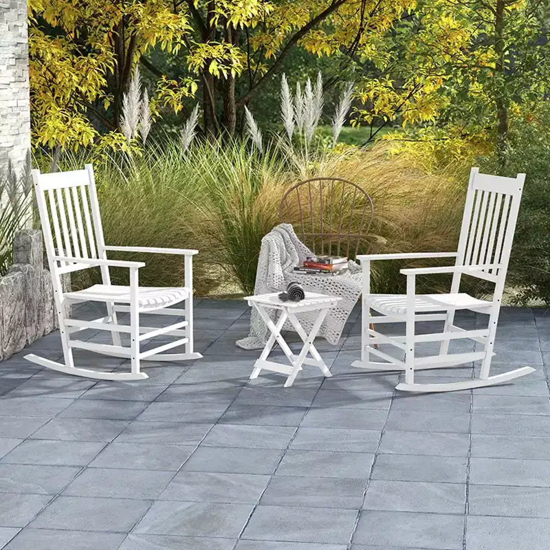 Set di sedie a dondolo in legno Outsunny, braccioli curvi, schienale alto, tavolino con piano a doghe, set per esterni