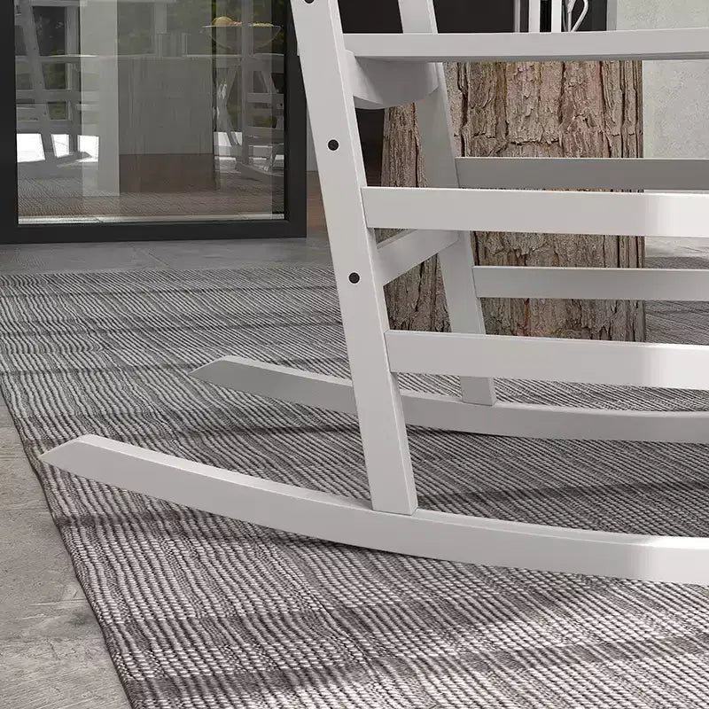 Set di sedie a dondolo in legno Outsunny, braccioli curvi, schienale alto, tavolino con piano a doghe, set per esterni