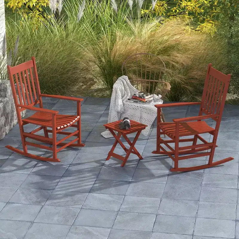 Set di sedie a dondolo in legno Outsunny, braccioli curvi, schienale alto, tavolino con piano a doghe, set per esterni