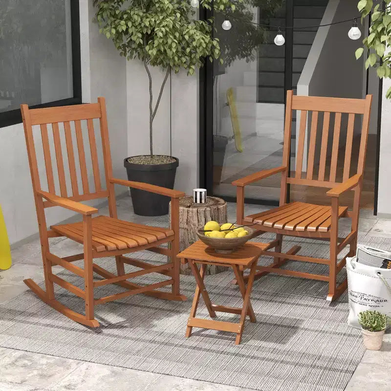 Set di sedie a dondolo in legno Outsunny, braccioli curvi, schienale alto, tavolino con piano a doghe, set per esterni