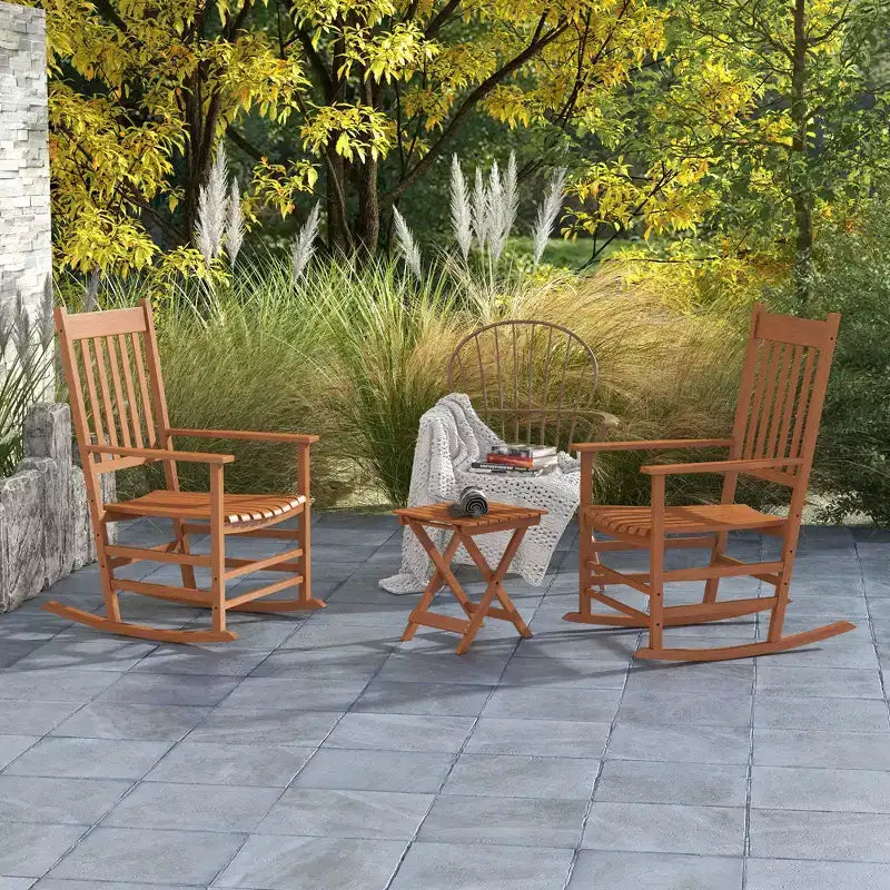 Set di sedie a dondolo in legno Outsunny, braccioli curvi, schienale alto, tavolino con piano a doghe, set per esterni