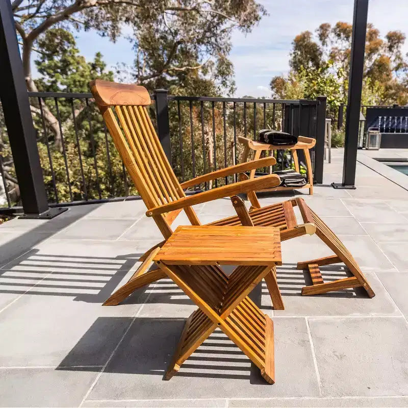 Sedia a sdraio da esterno Nordic in teak oliato con poggiapiedi